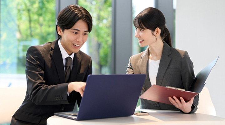 PCに向かう社会人